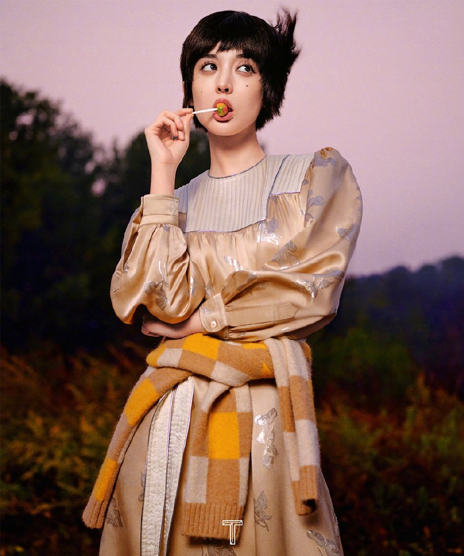 娜扎 短发造型 清爽利落 点痣妆吸睛散发独特魅力