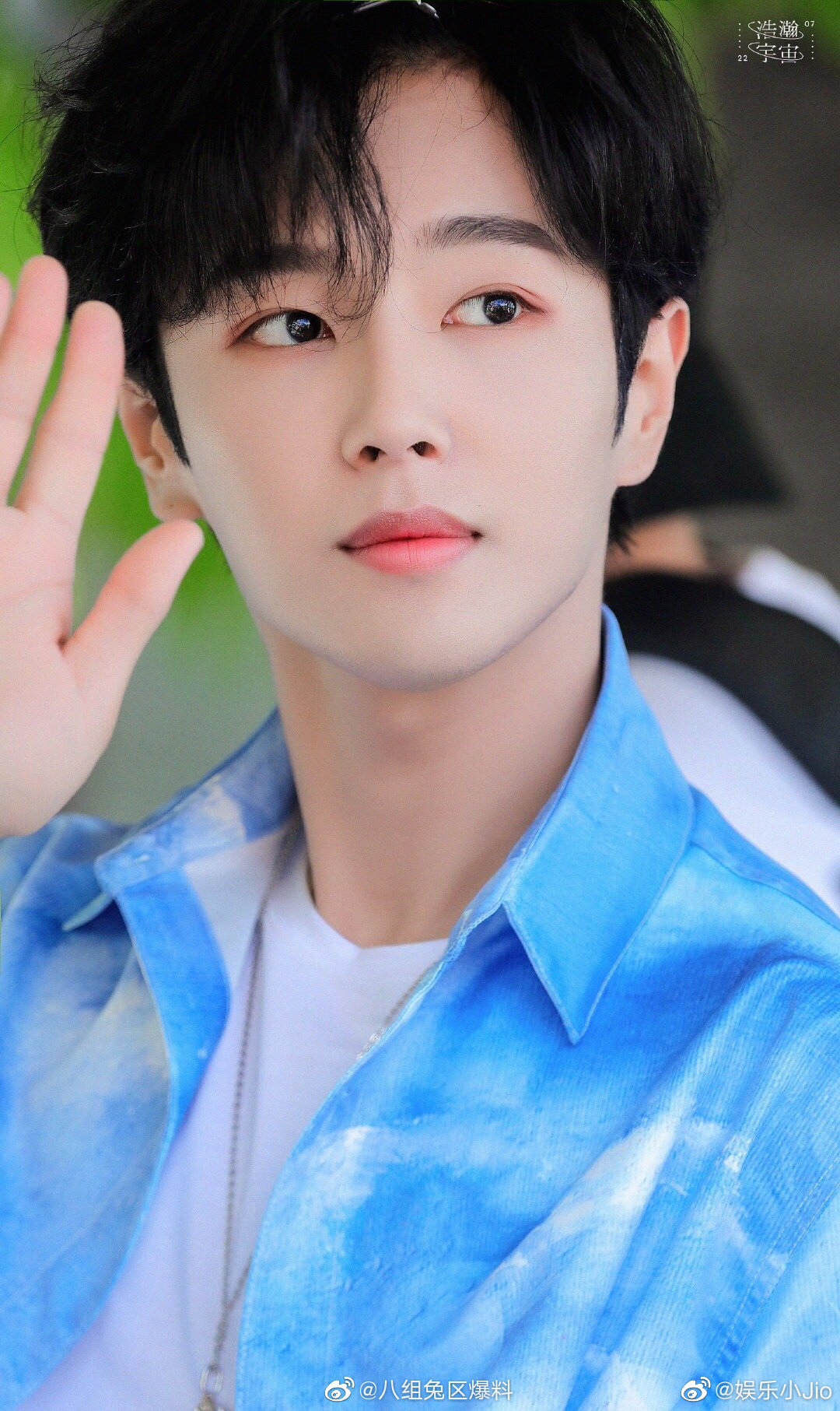 李汶翰这动图看起来好暖心呀用手臂扶着吴宣仪 金子涵 阿云嘎等嘉