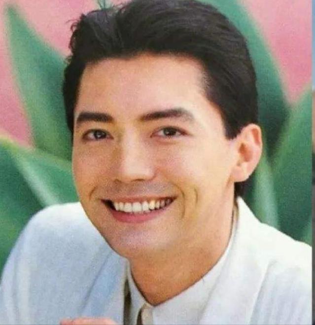 尊龙近况曝光眉毛花白小肚子明显69岁依旧精气神十足