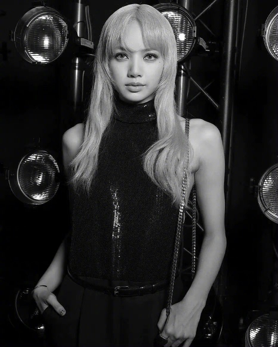 lisa现身时装周现场,身穿黑色露背上衣好辣好性感……__财经头条