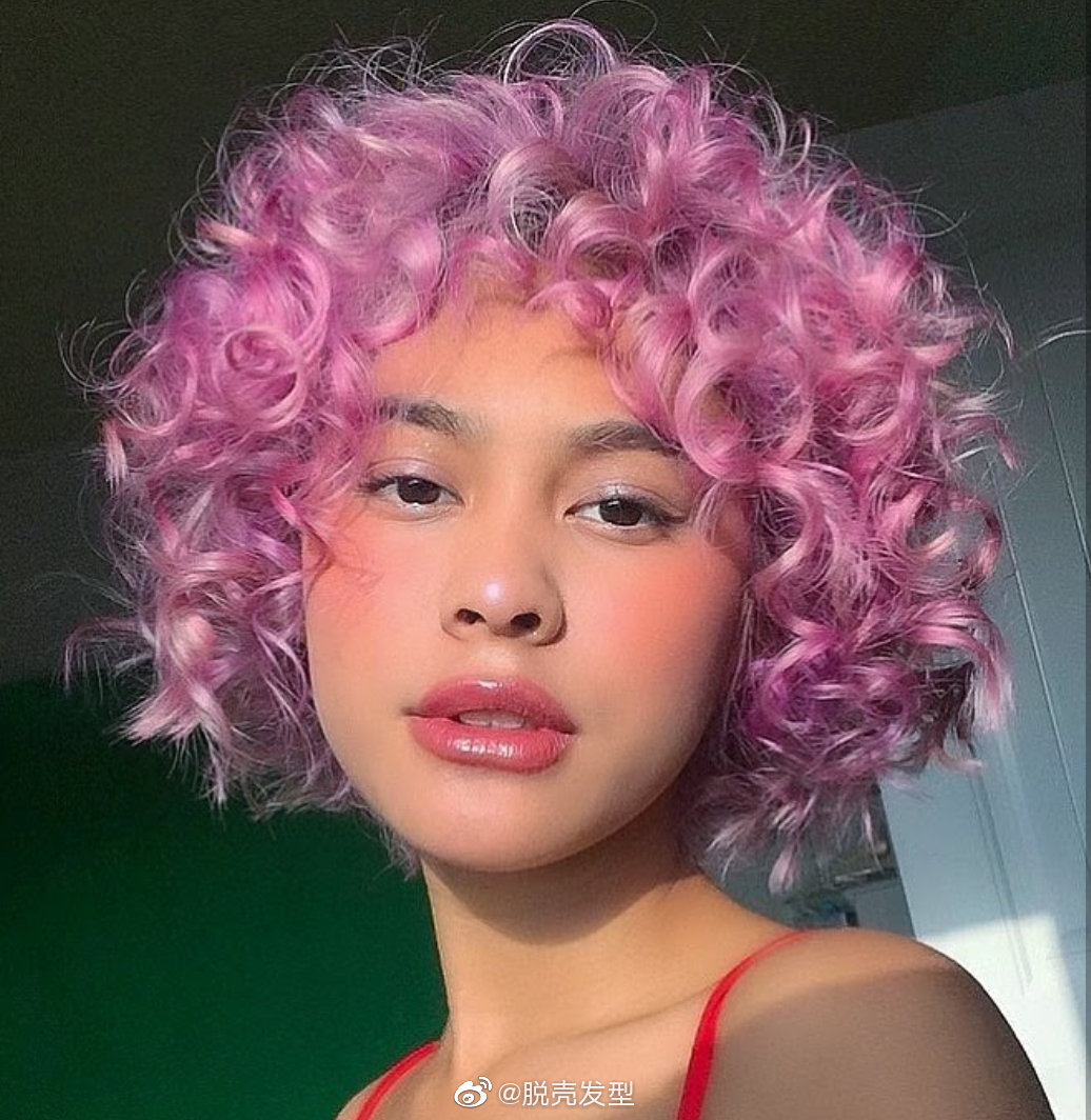 爆炸卷发是视觉效果中具有较强冲击力的发型