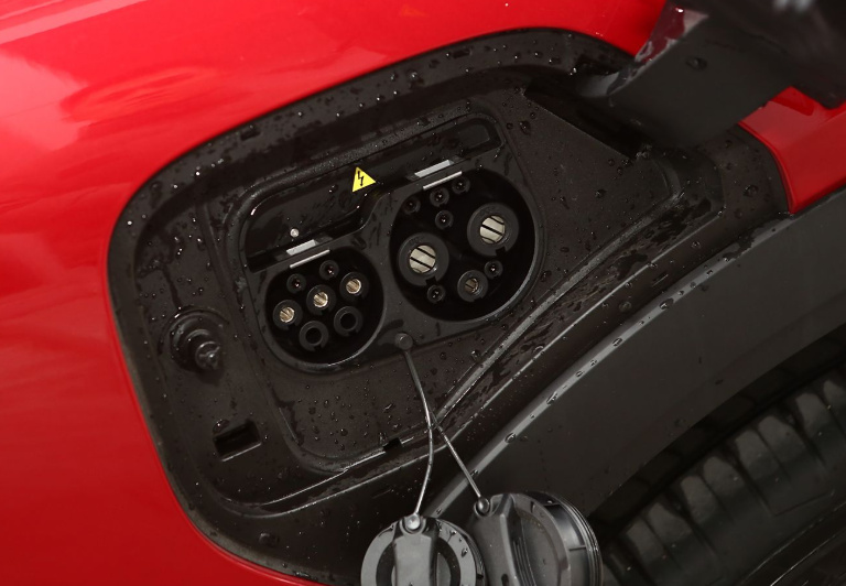 零跑B10将激光雷达杀至12万级，对比银河E5谁更超值？