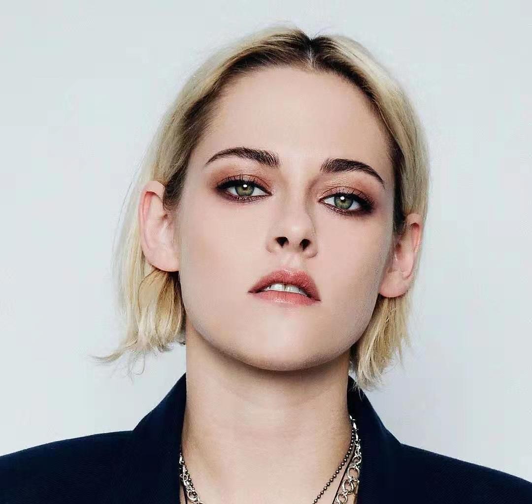 暮光女小k新片造型抢镜,路透照驼背明显,网友:差点没认出来