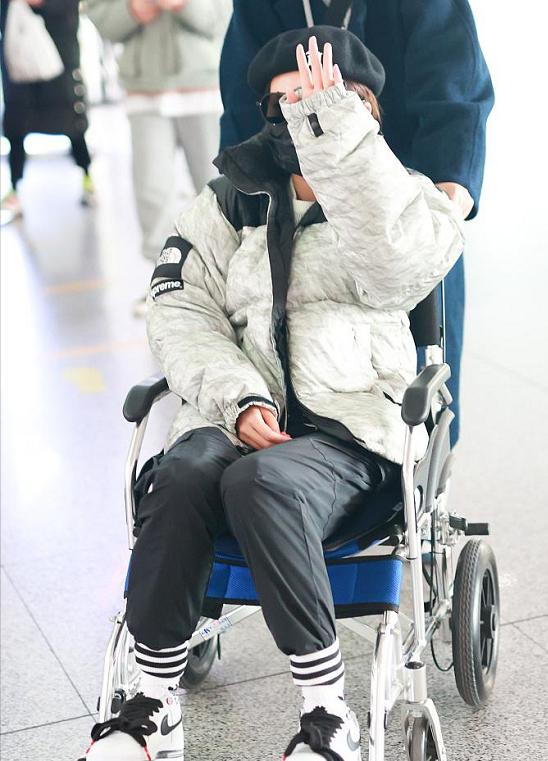 张嘉倪骨折后坐轮椅现身,助理推着她前行,包裹严实用手挡镜头