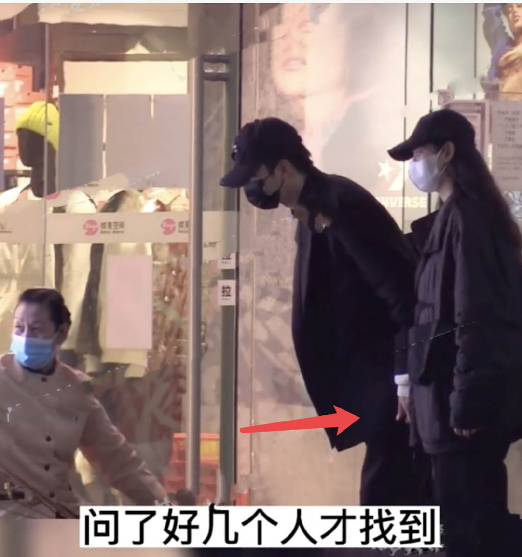 许凯恋情曝光,女友冲向其怀抱并甜蜜牵手,在酒店共处近24个小时