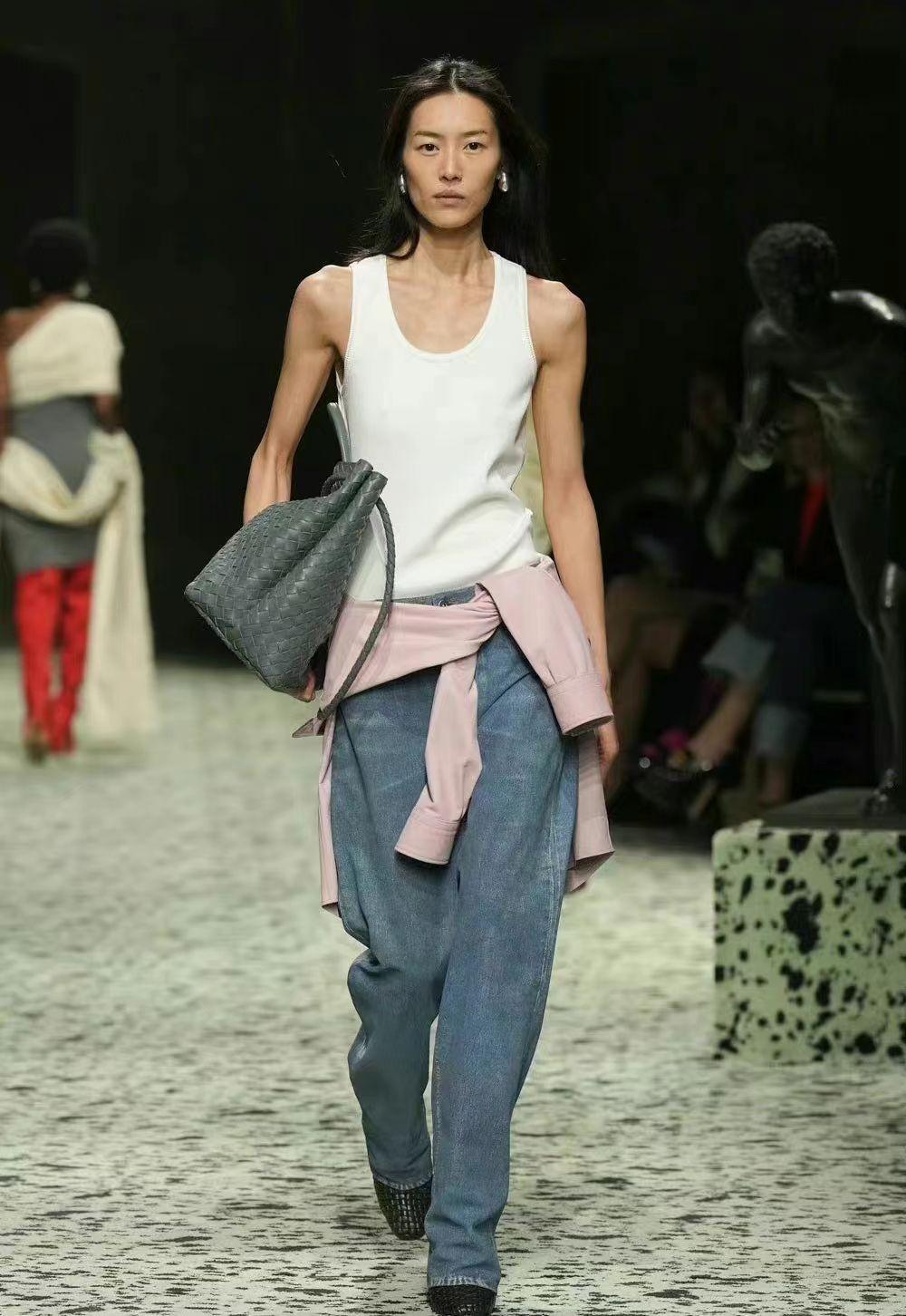 穿背心走秀比在prada还牛,这身造型顺眼多了|刘雯|造型|走秀_新浪新闻