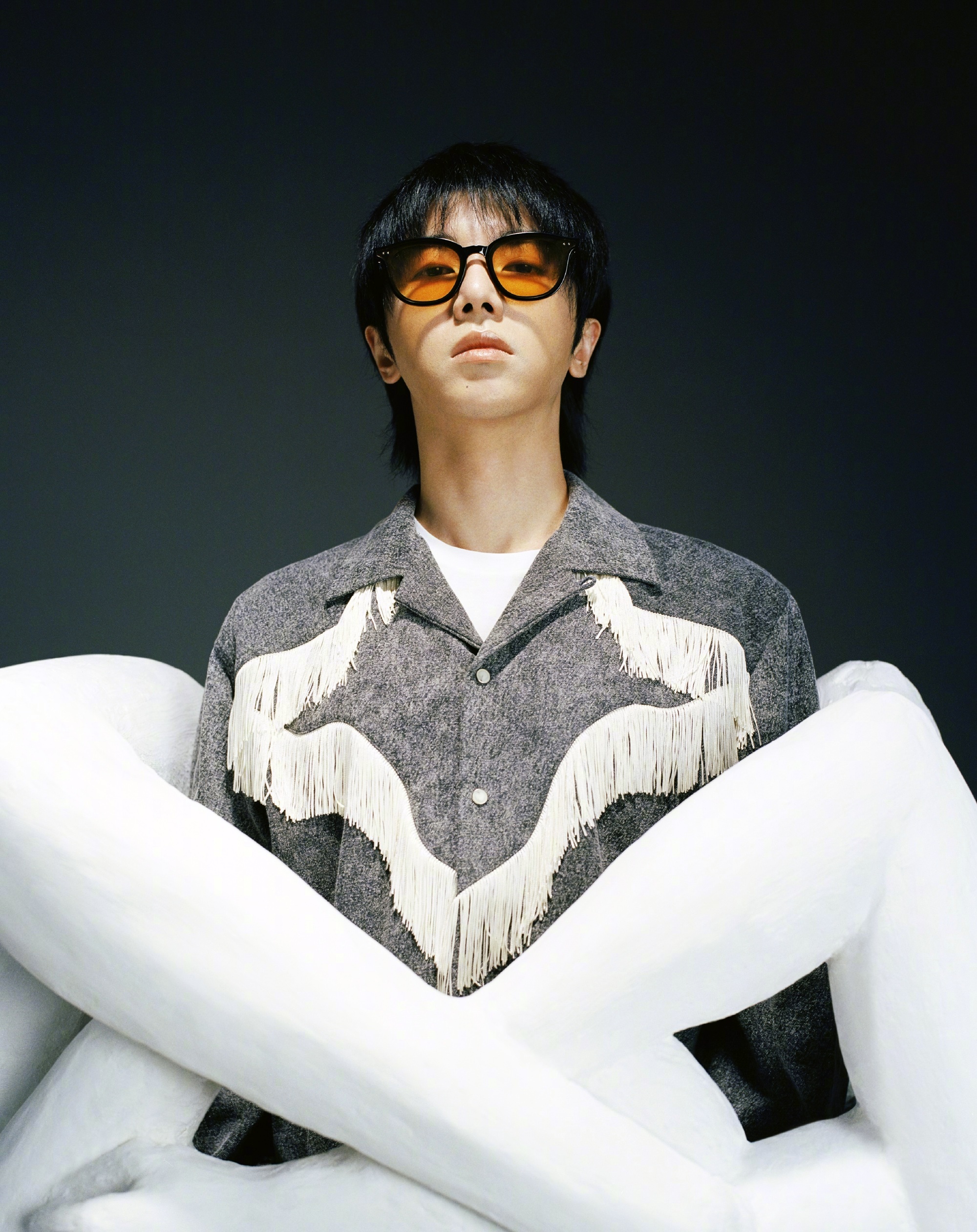 华晨宇新写真衬衫西装白色上衣美术馆风格创意满满