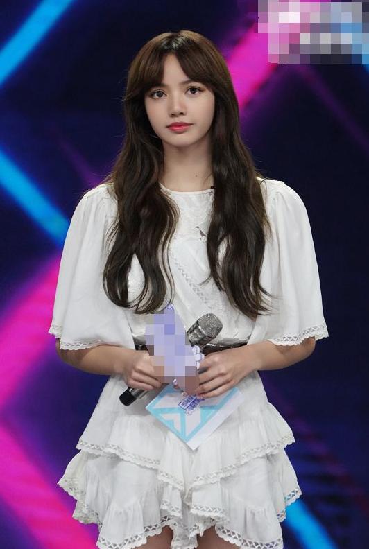 穿裙子的lisa被切近景,看到大腿:这是得罪摄影师了吗?