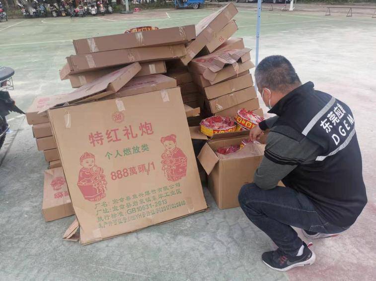 东莞厚街在出租屋内查获一批非法爆竹当事男子被行拘