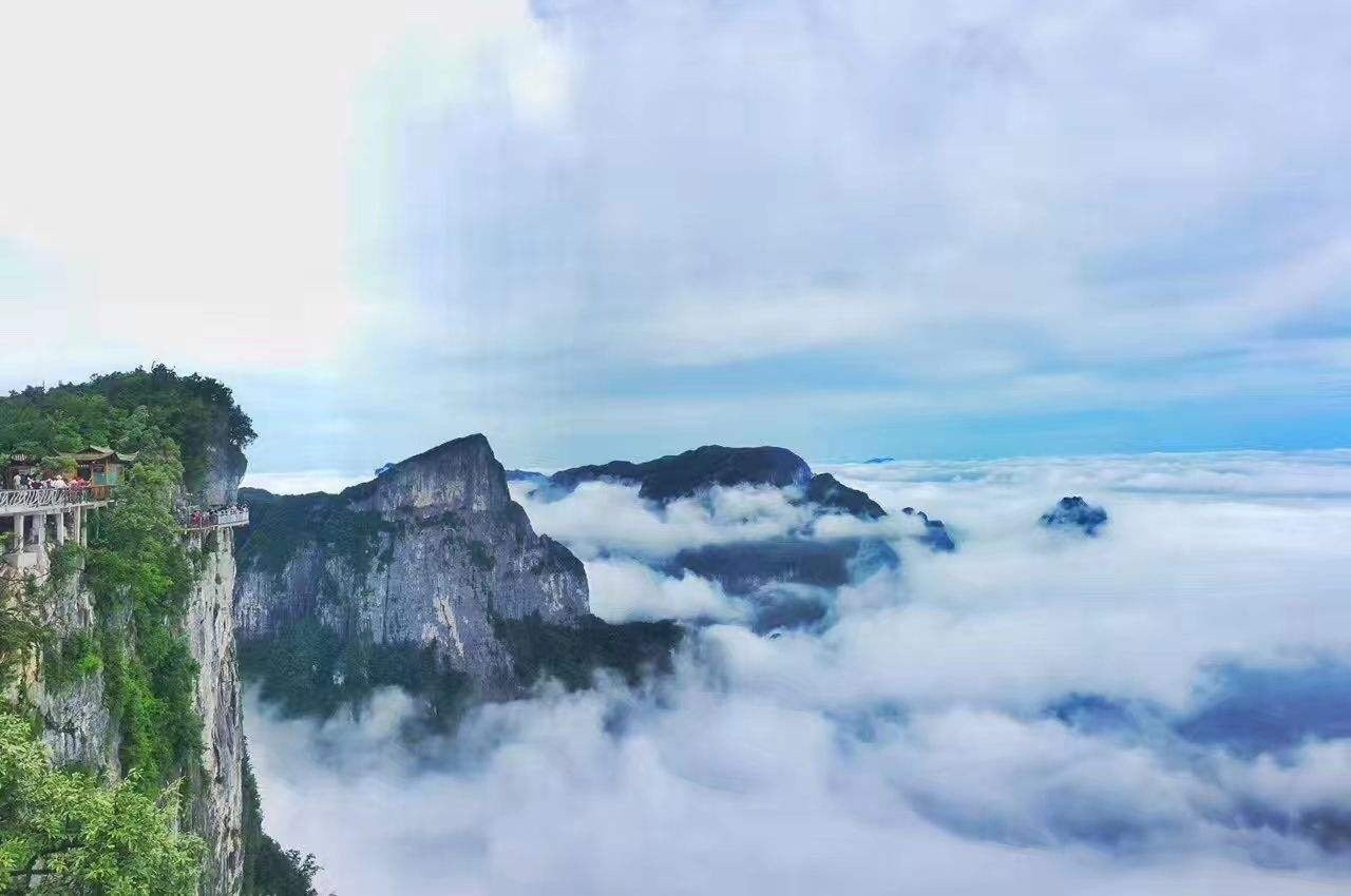 张家界天门山国家森林公园出现云海景观茫茫云海铺满整个天际