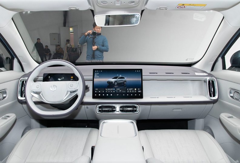 零跑B10将激光雷达杀至12万级，对比银河E5谁更超值？