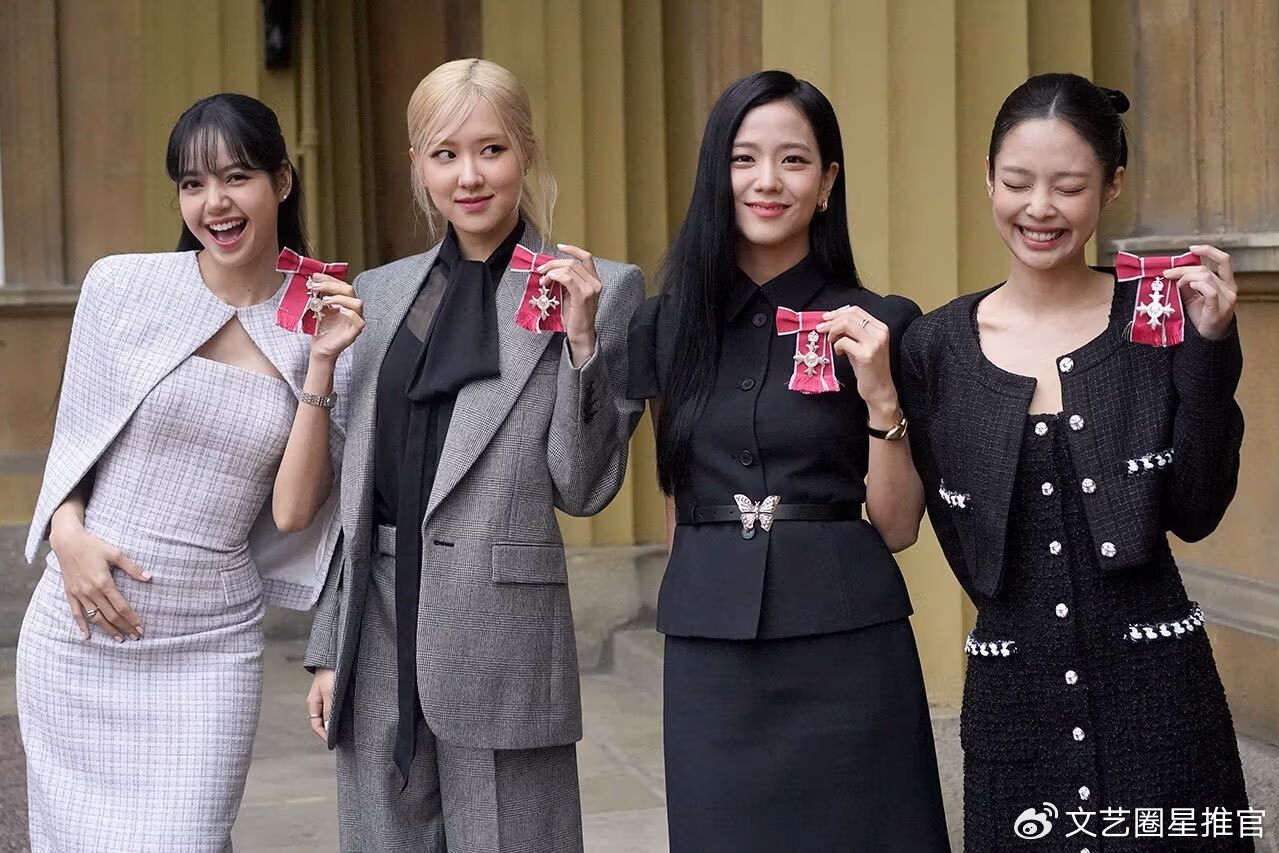 英国王授勋揭示BP地位!唯独不跟Lisa说话、单手颁奖,画面曝光|妆容|BLACKPINK|勋章|细节|发型_新浪新闻