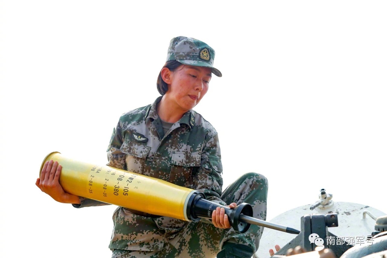 这群"铁甲玫瑰",飒