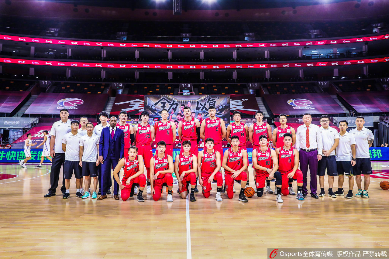 CBA俱乐部杯小组赛火热开战 各路豪强激战正酣 精彩对决全程直播呈现 男篮新星闪耀赛场 老将宝刀未老 带你直击比赛第一线 感受篮球激情与团队荣耀