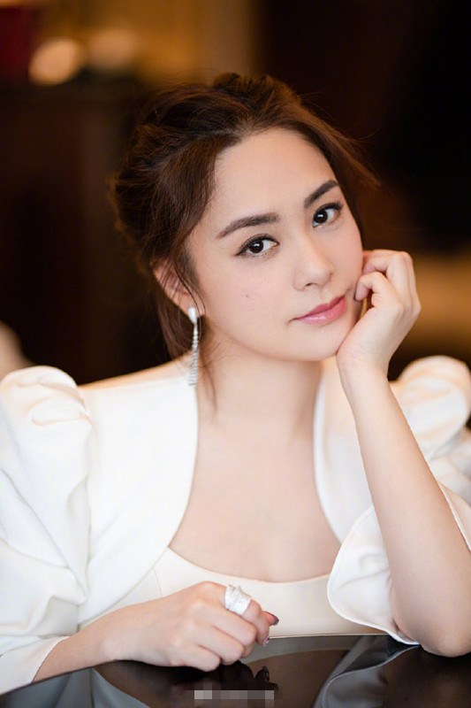 放言永不再婚后,阿娇穿星月公主裙亮相活动,颜值气质双双在线