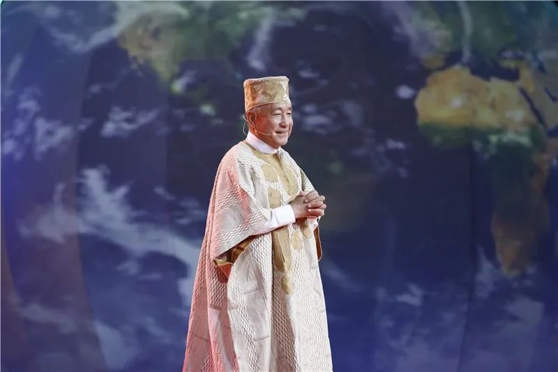 而早在郑岳峰之前,非洲就已经有过了中国酋长,而且是号称"比熊猫还要