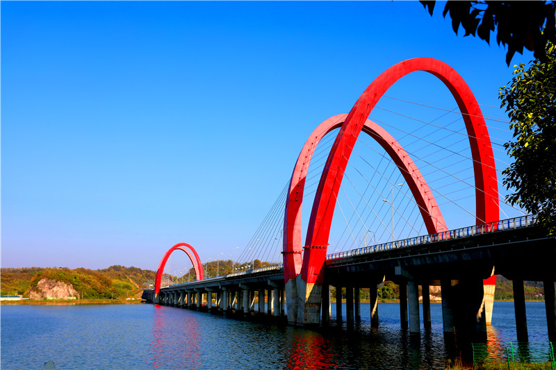 霍山县高桥湾村双桥飞架通城乡一湾碧水哺村民