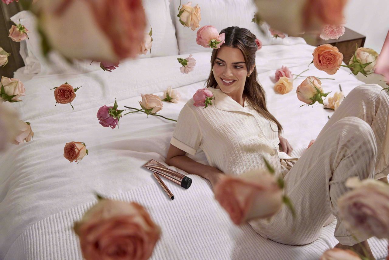 肯豆kendall jenner 出镜演绎其代言的口腔保健品牌 moon 的rose