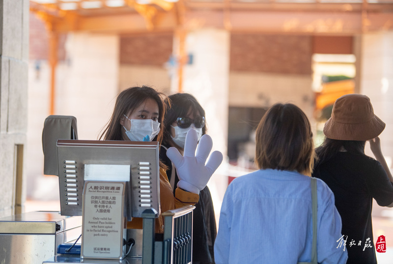 上海迪士尼乐园恢复运营首日:玲娜贝儿冲上热搜第一,有人5点起床赶来休闲区蓝鸢梦想 - Www.slyday.coM 上海迪士尼乐园恢复运营首日:玲娜贝儿冲上热搜第一,有人5点起床赶来休闲区蓝鸢梦想 - Www.slyday.coM