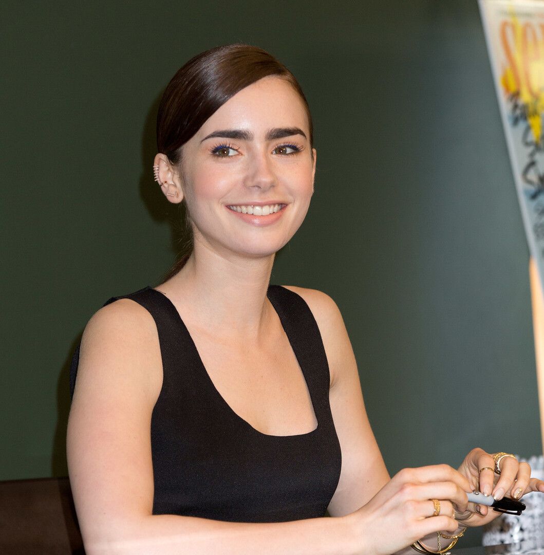 lilycollins宣布主演美剧艾米丽在巴黎圣诞季回归