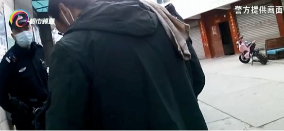 电动车停在民房门口被烧毁？民警调监控发现，起火真相是……休闲区蓝鸢梦想 - Www.slyday.coM