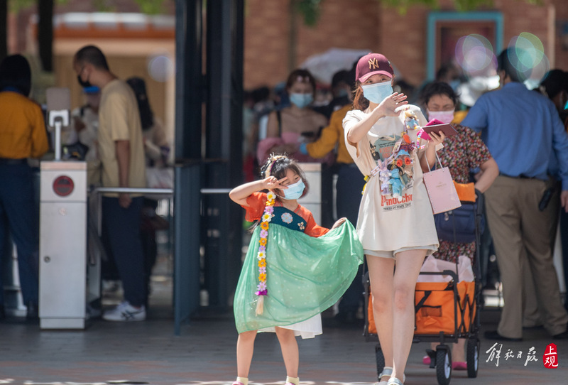 上海迪士尼乐园恢复运营首日:玲娜贝儿冲上热搜第一,有人5点起床赶来休闲区蓝鸢梦想 - Www.slyday.coM 上海迪士尼乐园恢复运营首日:玲娜贝儿冲上热搜第一,有人5点起床赶来休闲区蓝鸢梦想 - Www.slyday.coM