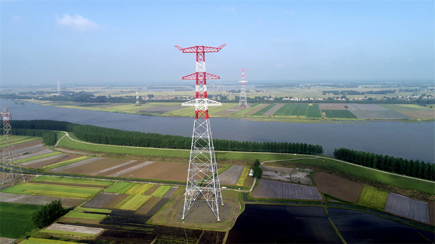 邹小民摄4月30日,国网湖北电力员工正在汉江两岸开展荆门—武汉1000