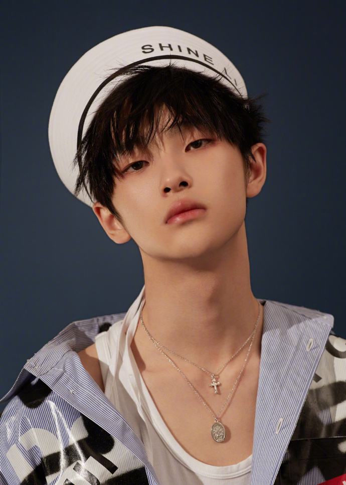 周震南风波后首次露面,脚踩尖头皮鞋,手拎奢侈品包包