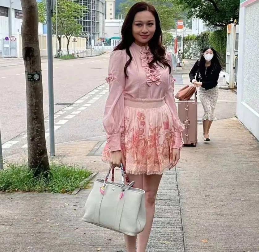港姐林钰洧夺冠引争议！五官被槽老气横秋，父亲曾是香港第一美男|林俊贤|林钰洧|港姐_新浪新闻