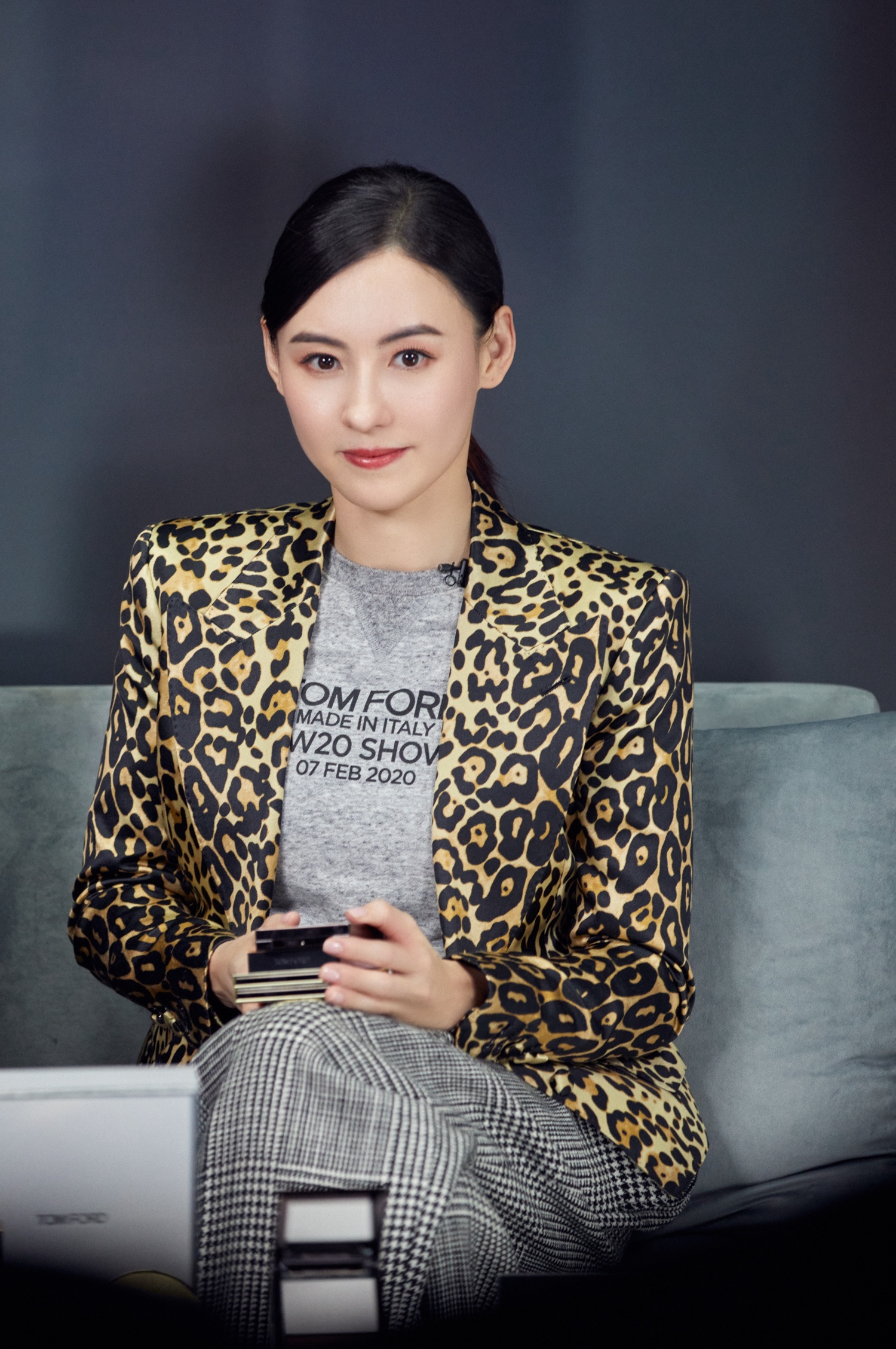 身穿复古豹纹西装现身上海,状态颇佳,全程笑容明媚……|张柏芝_新浪