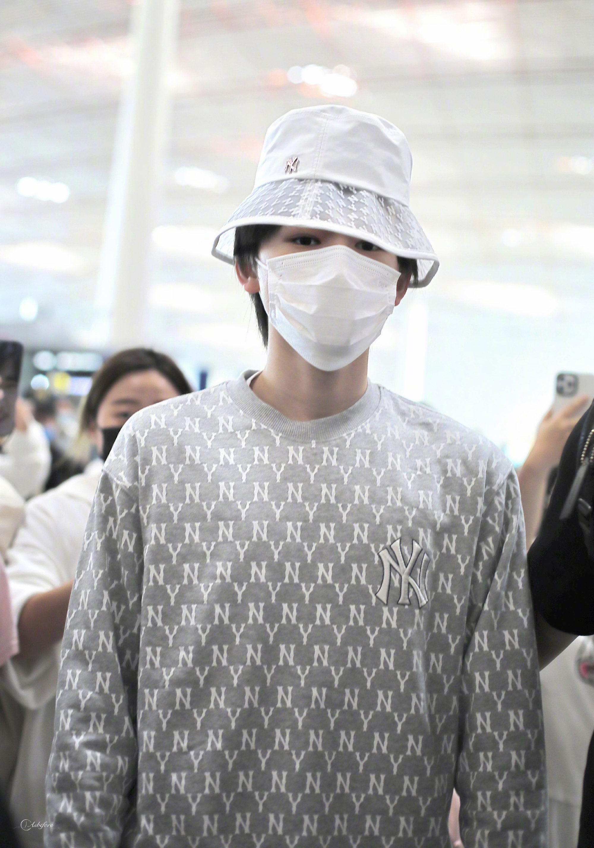 宋亚轩今日份机场饭拍今天是一身灰色的运动风的小宋老师