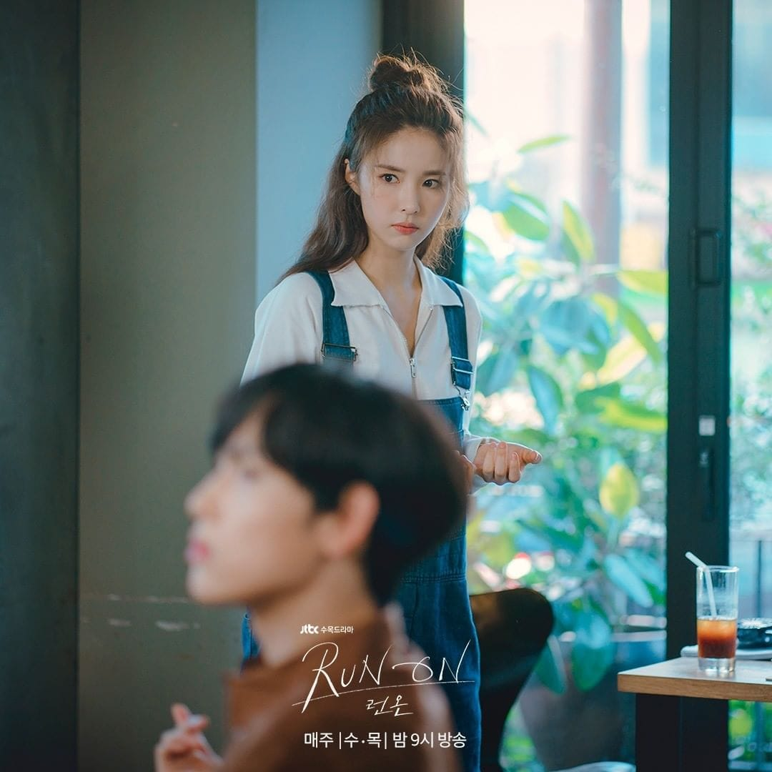 《奔跑着》剧组公开了申世景和少女时代的秀英两人的新剧照