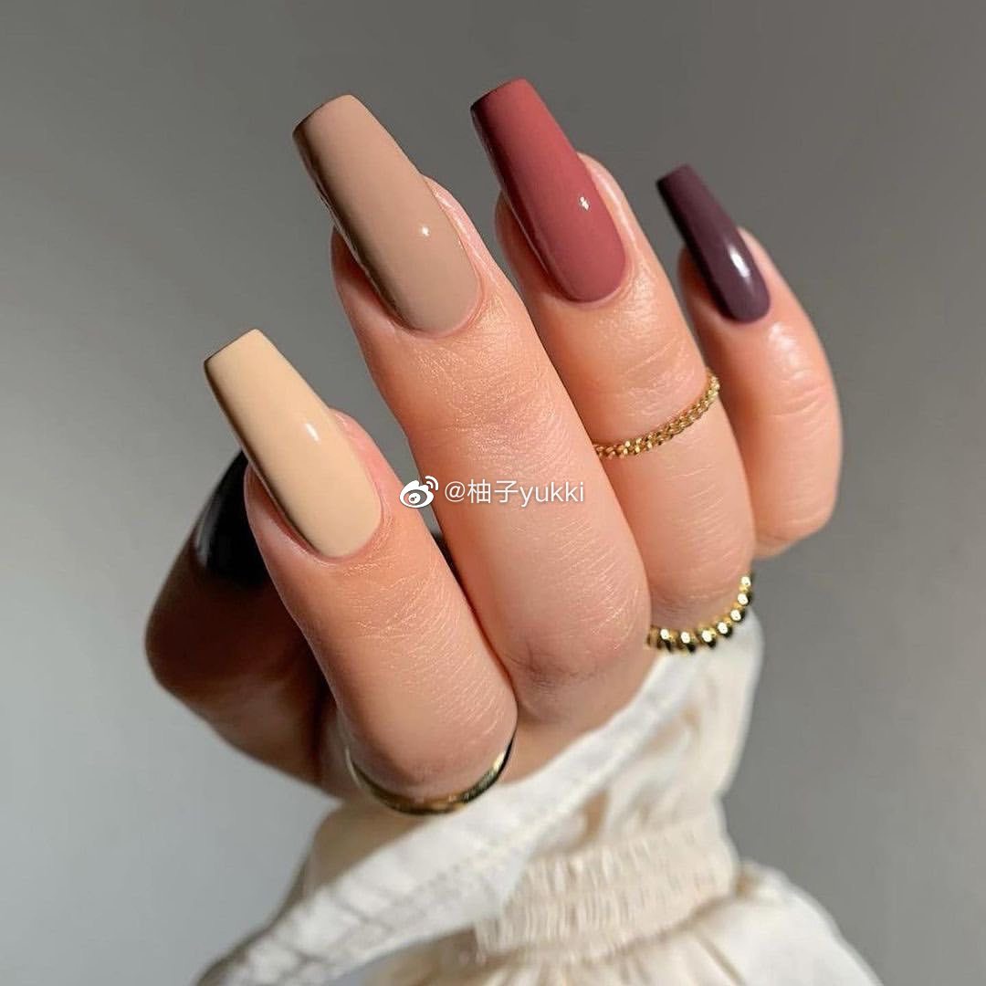 纯色长款美甲简单大方的款式比较能体现气质