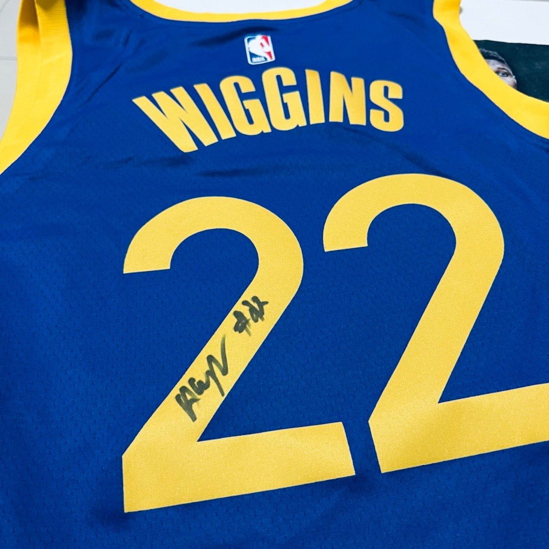 来给铁铁们展示一下,我的维金斯签名球衣……__财经头条