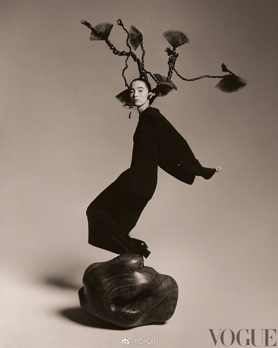 中国超模雎晓雯登上voguechina八月刊封面