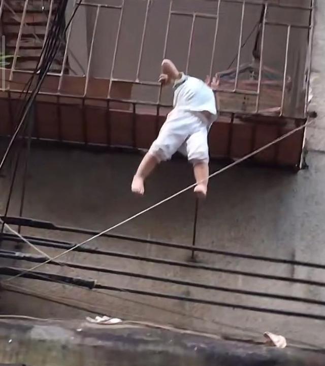 湖南一女童头卡防盗网悬空挣扎，邻居消防员联手救下休闲区蓝鸢梦想 - Www.slyday.coM