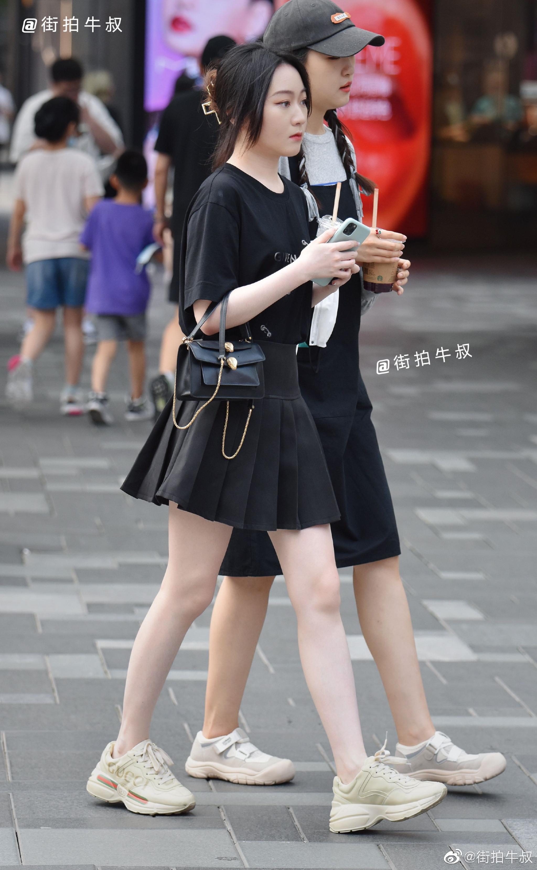 学院系姑娘穿着漂亮的高腰百褶裙出街_高清图集_新浪网