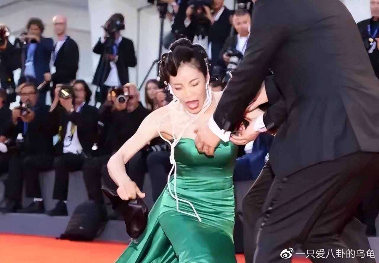 “完美”暴露身体缺陷,明星雷人红毯造型,看得我忍不住笑出了声休闲区蓝鸢梦想 - Www.slyday.coM “完美”暴露身体缺陷,明星雷人红毯造型,看得我忍不住笑出了声休闲区蓝鸢梦想 - Www.slyday.coM