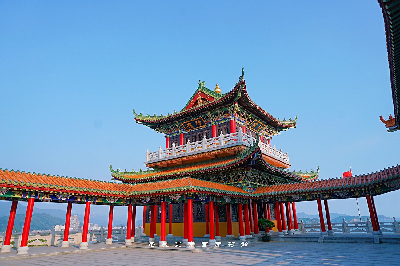 阳江飞龙寺整个寺院的建筑都采用廊檐风格,下雨天也不会淋到雨,慈悲而