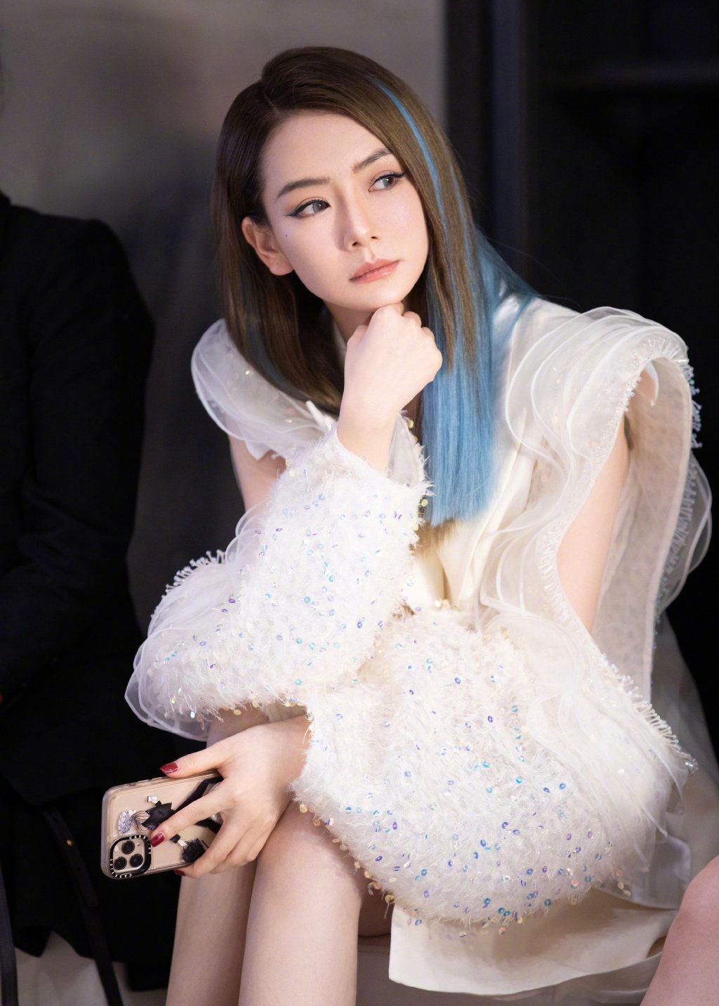 戚薇穿着温暖又精致的白色亮片装出镜夸张廓形剪裁精致珠片装饰