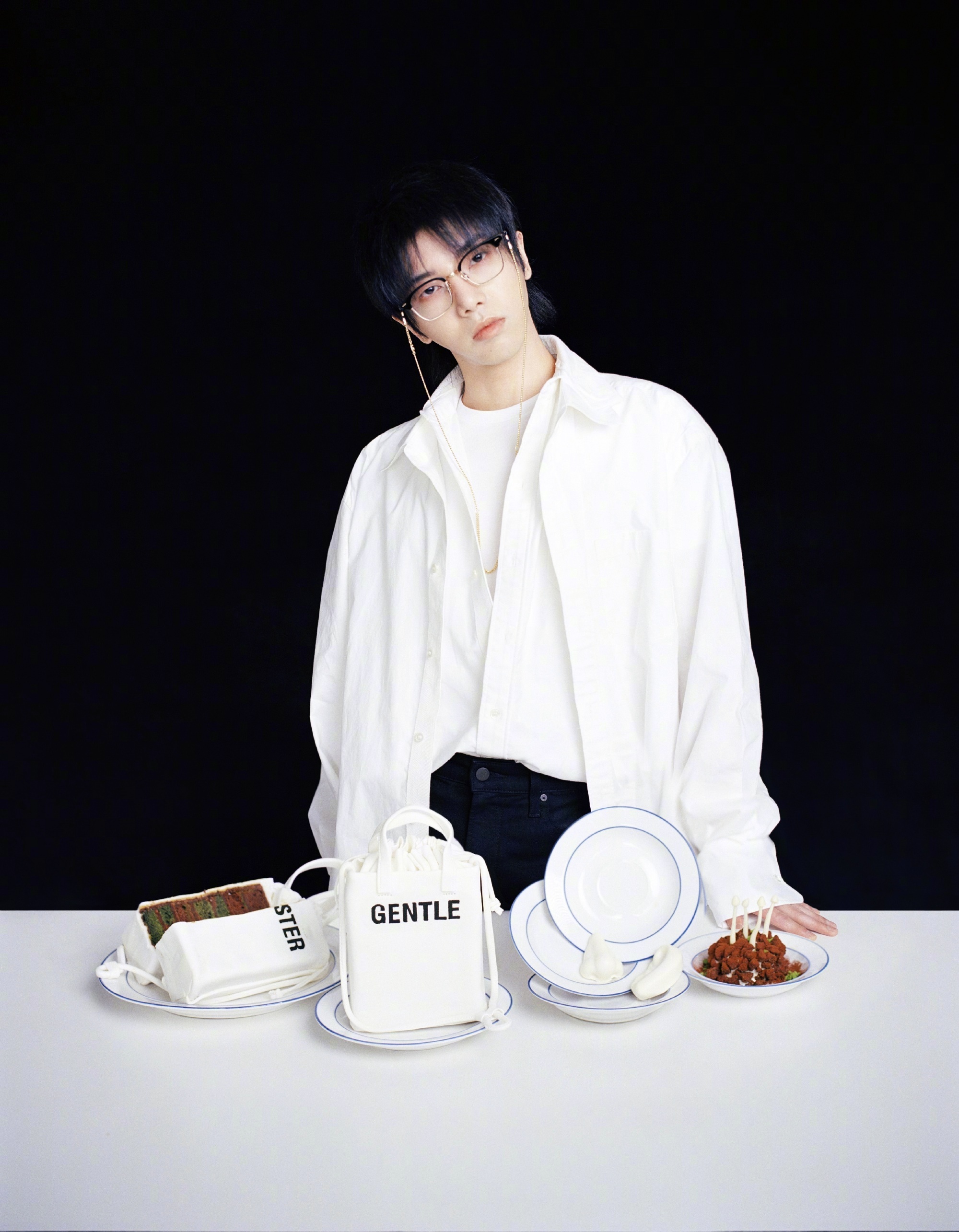 华晨宇新写真,衬衫西装,白色上衣,美术馆风格创意满满