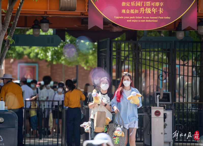 上海迪士尼乐园恢复运营首日:玲娜贝儿冲上热搜第一,有人5点起床赶来休闲区蓝鸢梦想 - Www.slyday.coM 上海迪士尼乐园恢复运营首日:玲娜贝儿冲上热搜第一,有人5点起床赶来休闲区蓝鸢梦想 - Www.slyday.coM