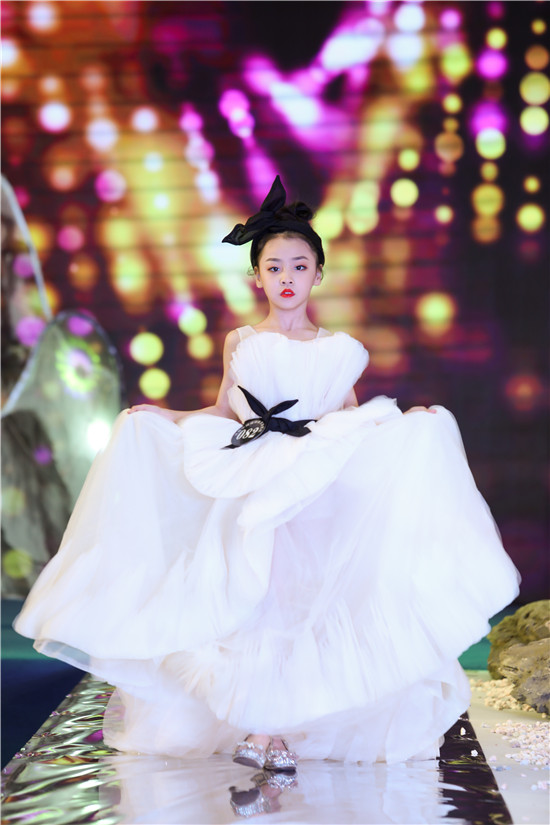 孙翊焱:学习3年,但我觉得不辛苦也不累.21位童模代言人依次闪亮登场.