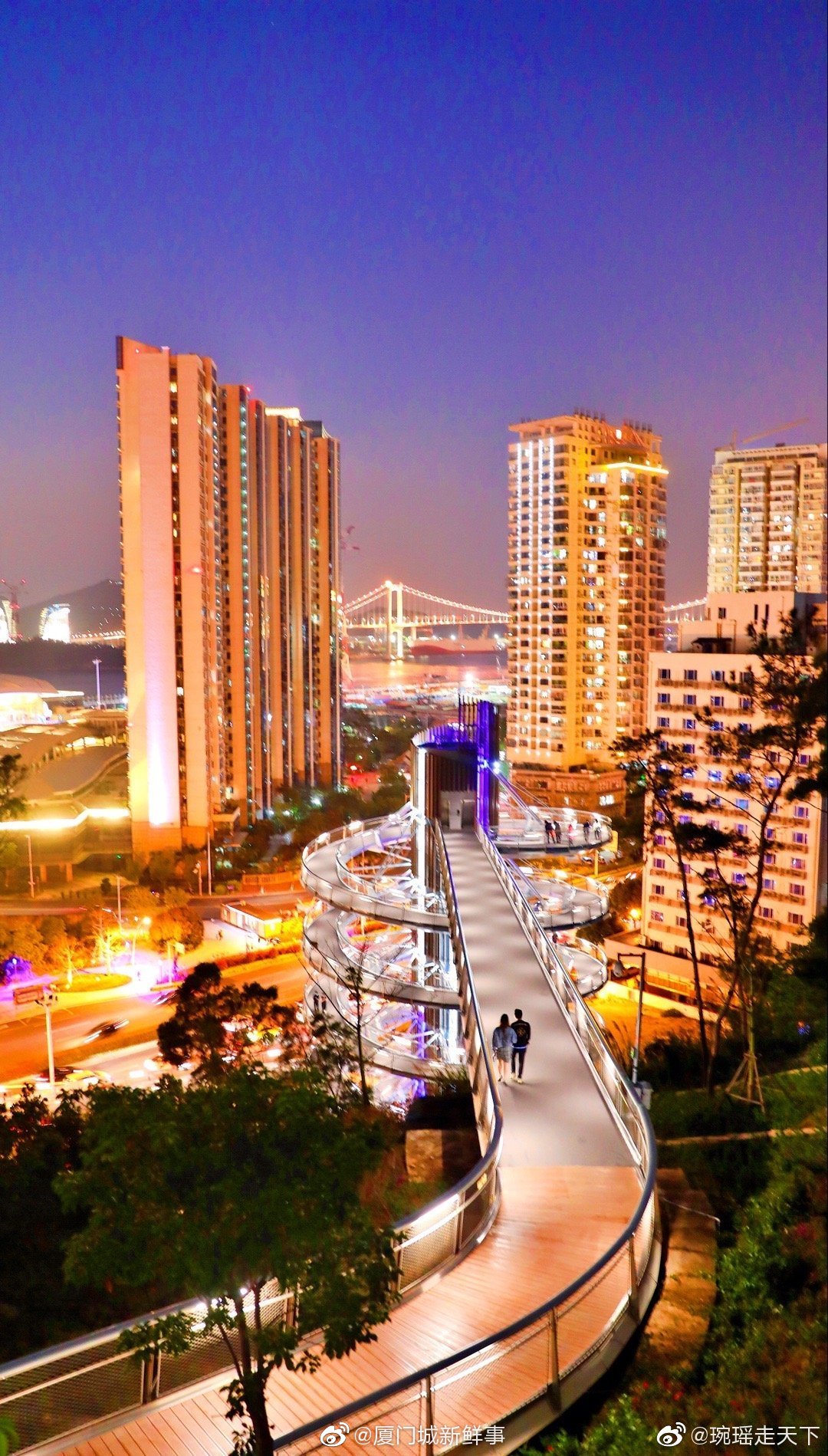 山海健康步道狐尾山段华灯初上星星点点浓郁的饱和度让这一切像油