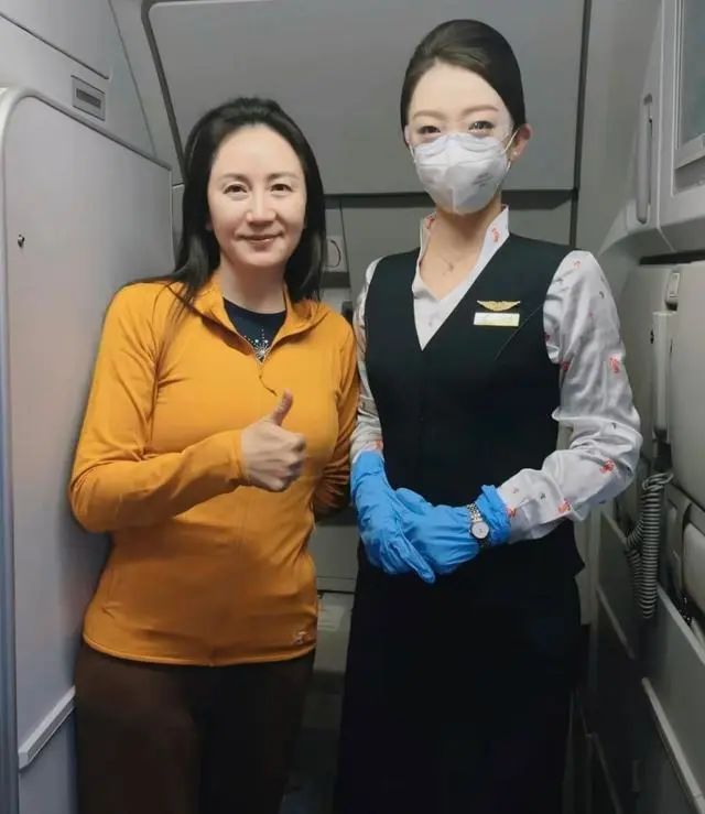 孟晚舟与网红罕合影!2段婚姻4个孩子,前夫成谜现任对她不离不弃__财经头条