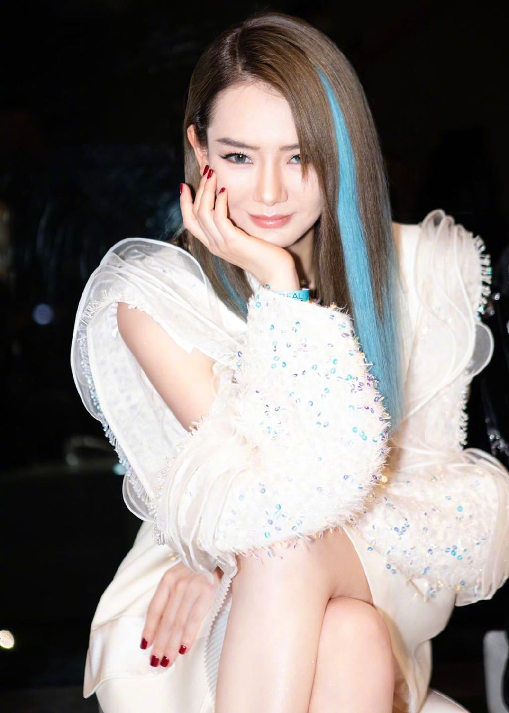 戚薇穿着温暖又精致的白色亮片装出镜夸张廓形剪裁精致珠片装饰