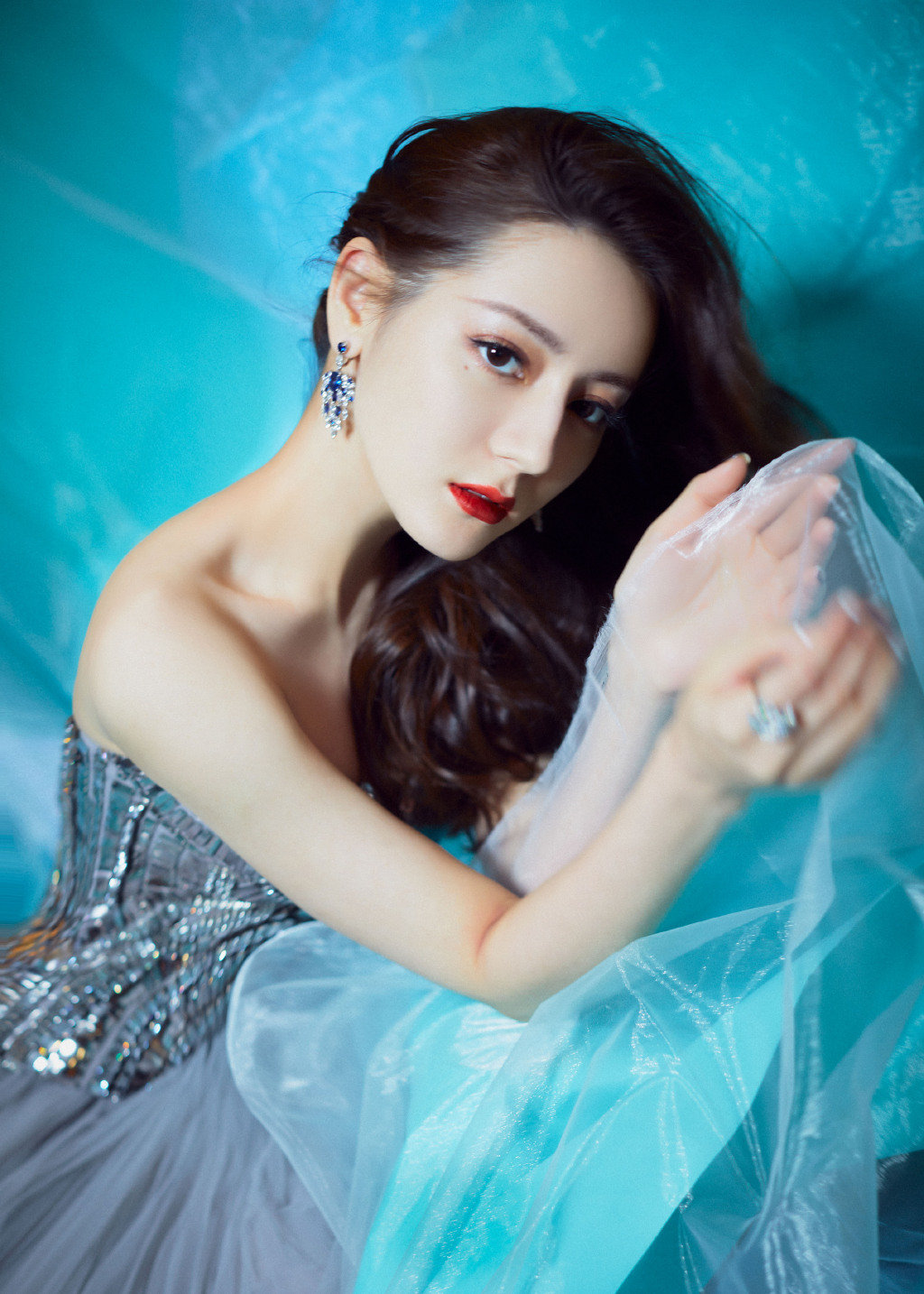 迪丽热巴 时尚大片 蓝色抹胸裙大秀美背 回眸浅笑嫣然 展万种风情