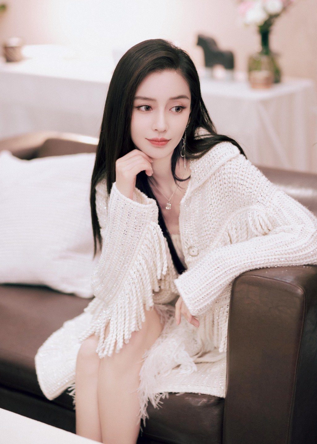 angelababy 身穿白色仙女裙,外搭针织开衫,黑长直造型……__财经头条