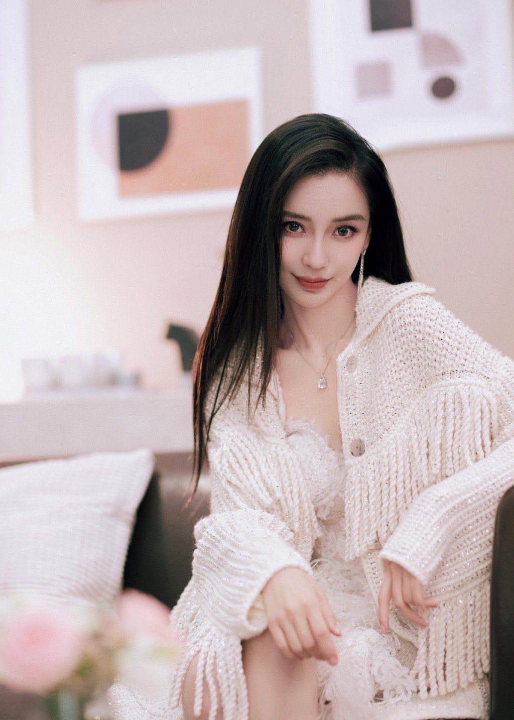 angelababy 身穿白色仙女裙,外搭针织开衫,黑长直造型……__财经头条