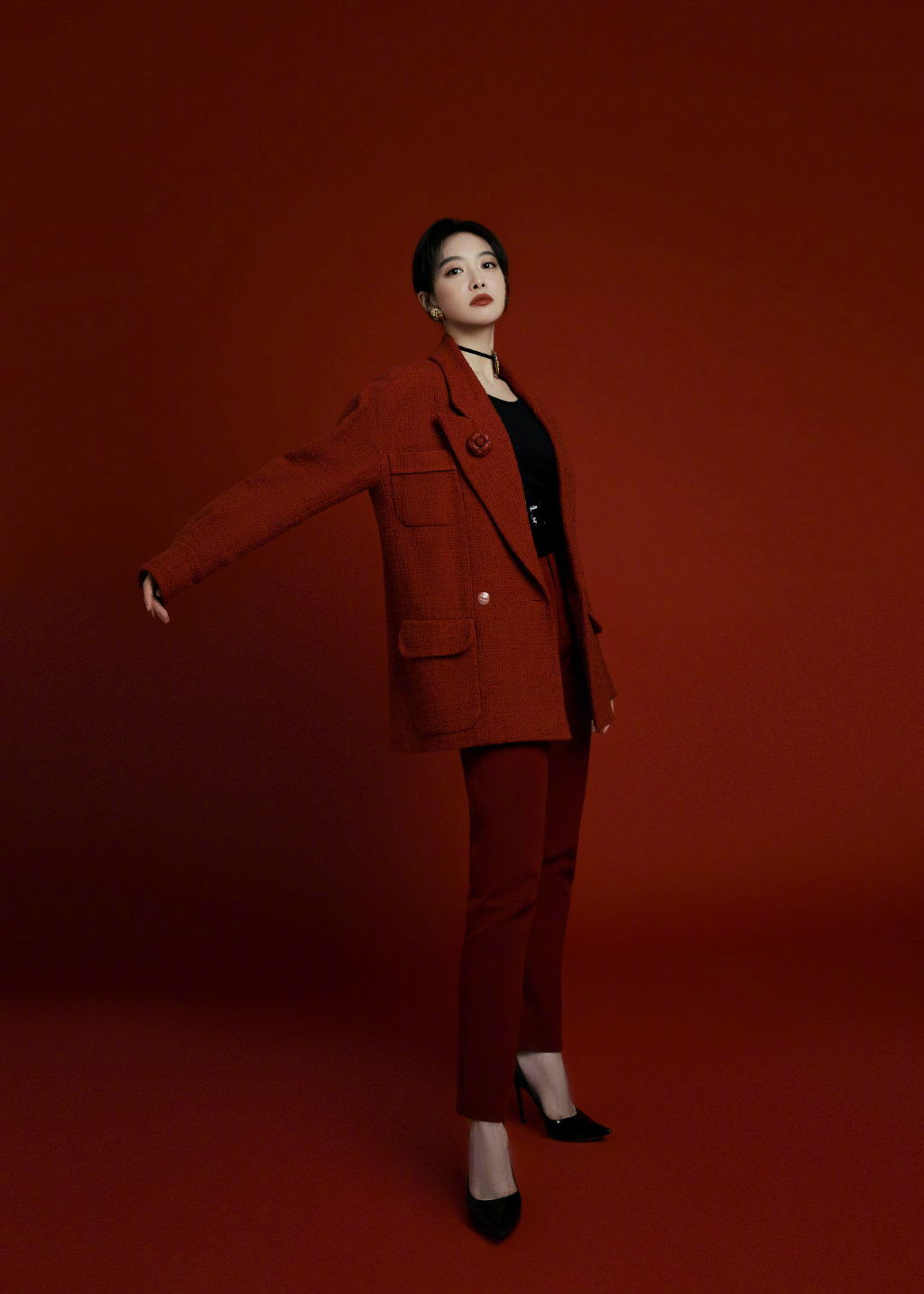 宋茜大红唇配红西装红红火火过大年